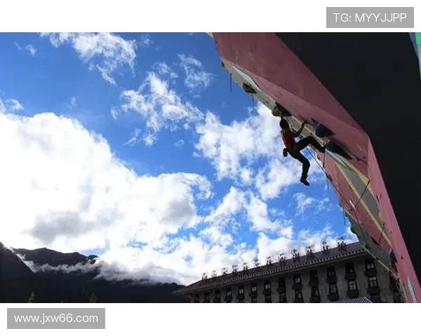 重庆攀岩队防反战术深度分析与实战技巧分享 重庆攀岩队防反战术深度分析与实战技巧分享